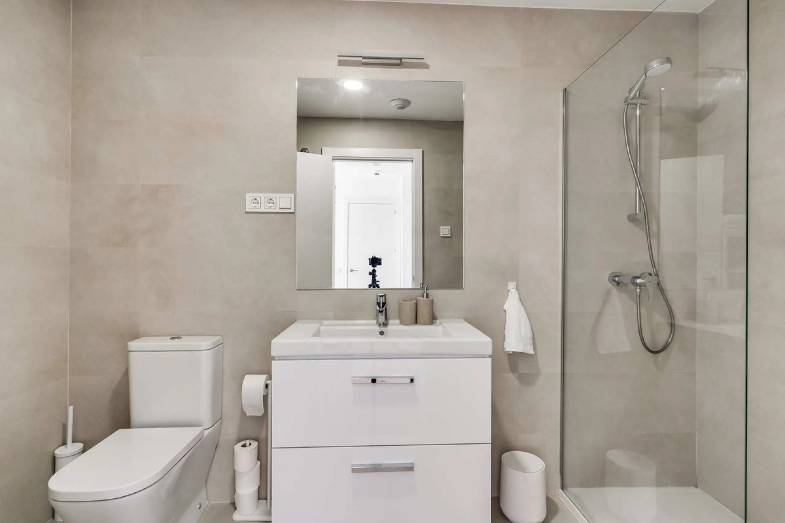 A million dollar view in the heart of Málaga! This modern 2-bedroom and 2-bathroom apartment from 2024 is located on the 16th floor of the iconic Málaga Urban Sky Tower, offering breathtaking and panoramic views of the amazing city skyline.
