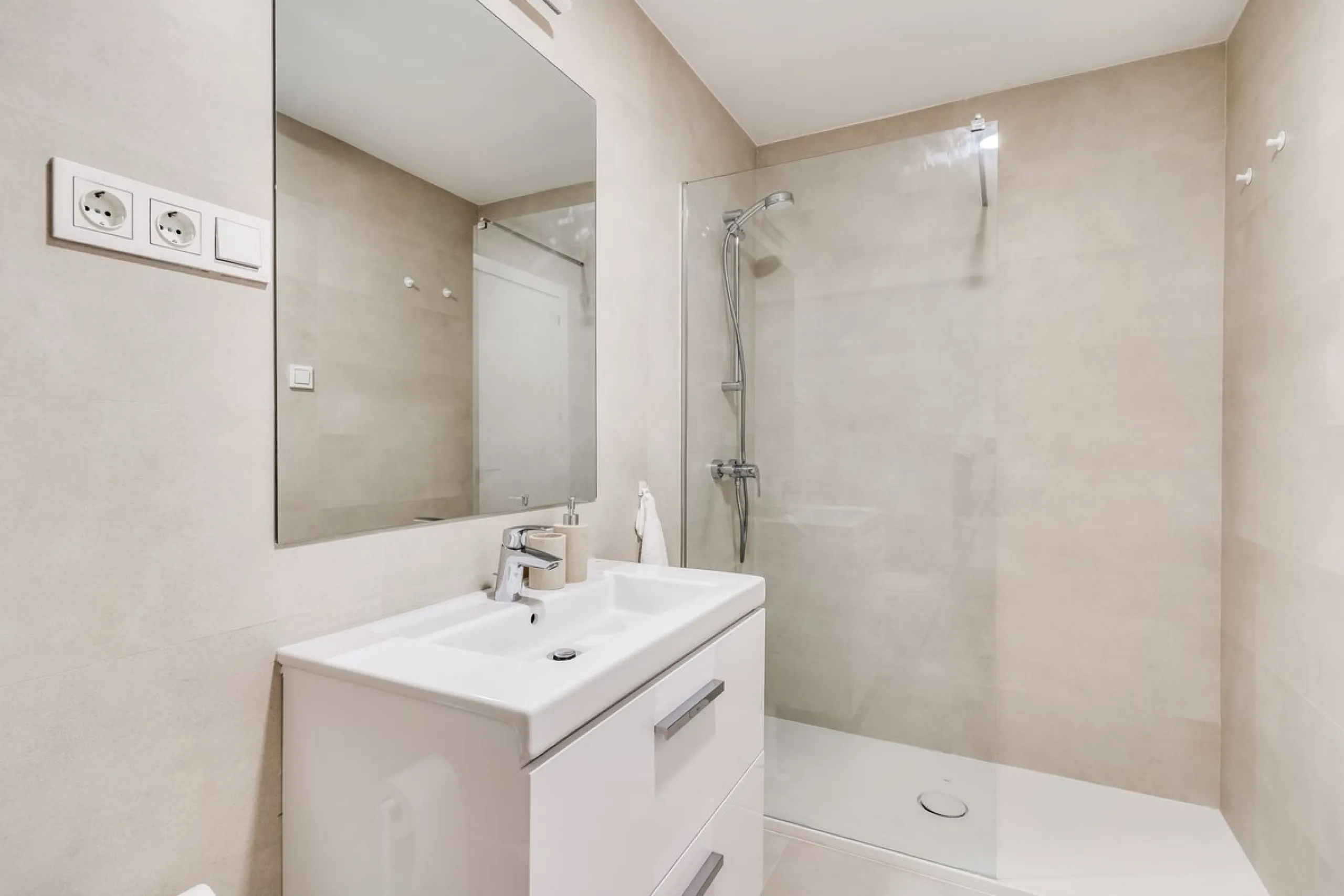 A million dollar view in the heart of Málaga! This modern 2-bedroom and 2-bathroom apartment from 2024 is located on the 16th floor of the iconic Málaga Urban Sky Tower, offering breathtaking and panoramic views of the amazing city skyline.