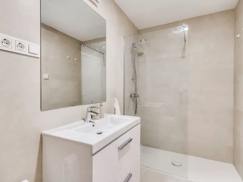 A million dollar view in the heart of Málaga! This modern 2-bedroom and 2-bathroom apartment from 2024 is located on the 16th floor of the iconic Málaga Urban Sky Tower, offering breathtaking and panoramic views of the amazing city skyline.