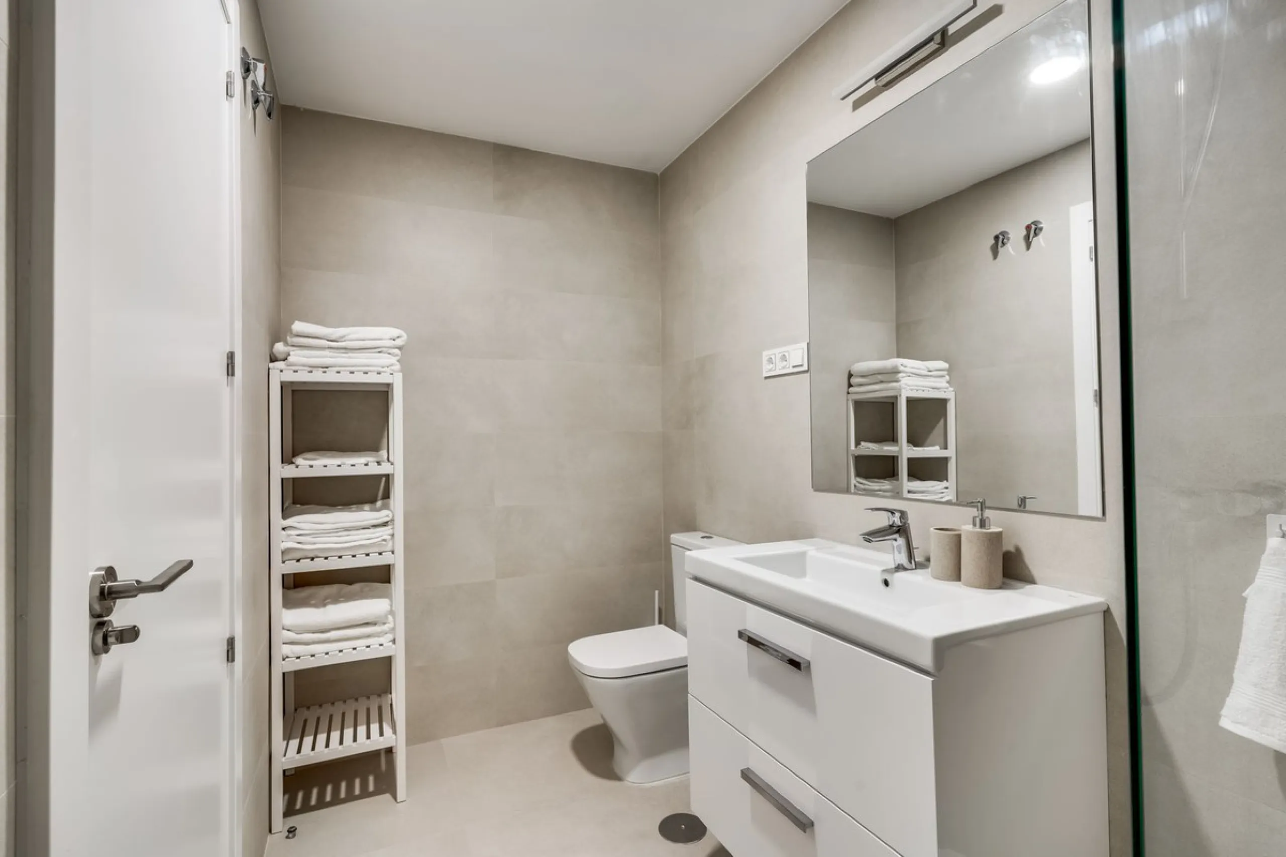 A million dollar view in the heart of Málaga! This modern 2-bedroom and 2-bathroom apartment from 2024 is located on the 16th floor of the iconic Málaga Urban Sky Tower, offering breathtaking and panoramic views of the amazing city skyline.