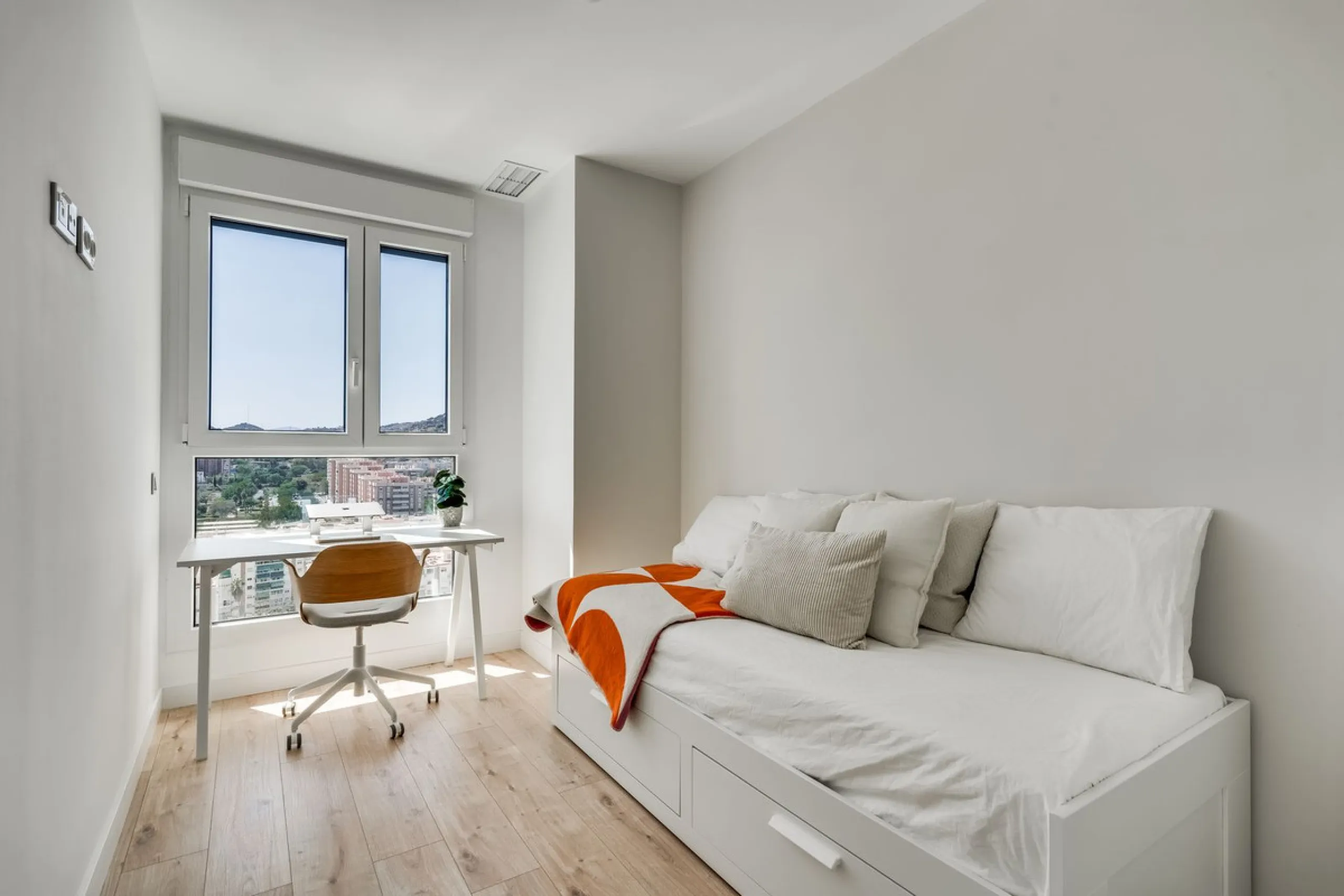 A million dollar view in the heart of Málaga! This modern 2-bedroom and 2-bathroom apartment from 2024 is located on the 16th floor of the iconic Málaga Urban Sky Tower, offering breathtaking and panoramic views of the amazing city skyline.