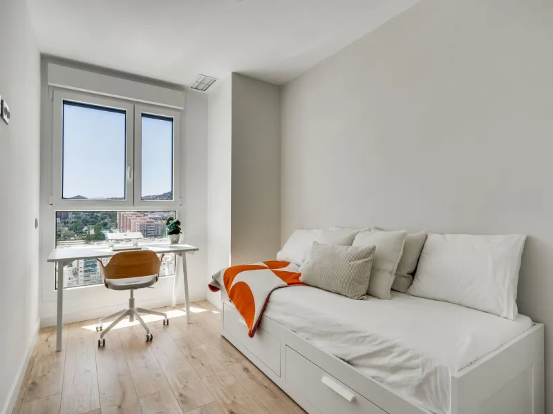A million dollar view in the heart of Málaga! This modern 2-bedroom and 2-bathroom apartment from 2024 is located on the 16th floor of the iconic Málaga Urban Sky Tower, offering breathtaking and panoramic views of the amazing city skyline.