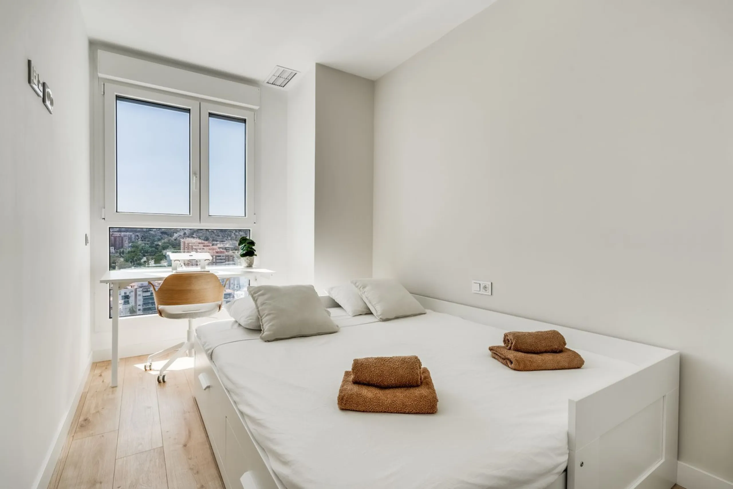 A million dollar view in the heart of Málaga! This modern 2-bedroom and 2-bathroom apartment from 2024 is located on the 16th floor of the iconic Málaga Urban Sky Tower, offering breathtaking and panoramic views of the amazing city skyline.