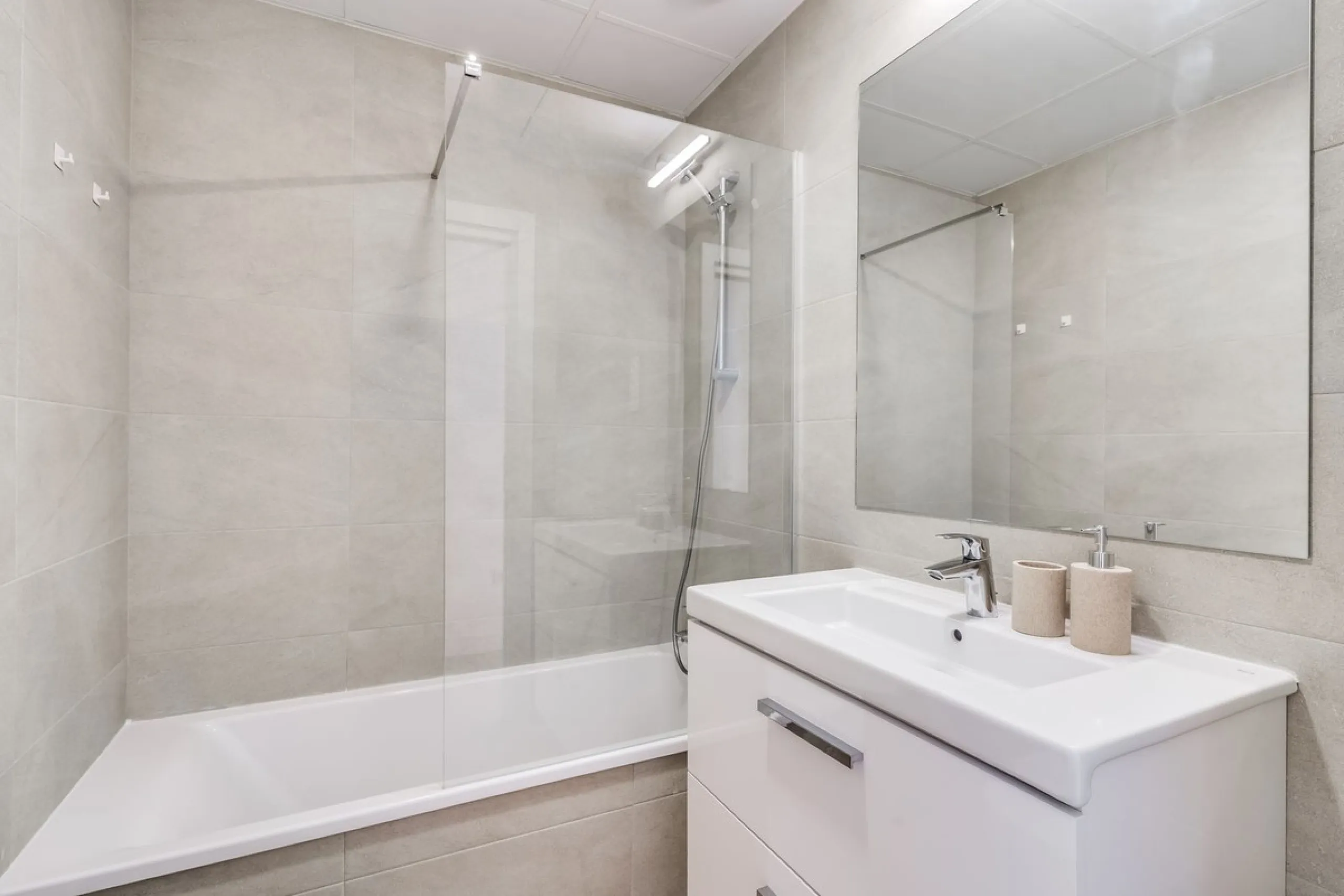 A million dollar view in the heart of Málaga! This modern 2-bedroom and 2-bathroom apartment from 2024 is located on the 16th floor of the iconic Málaga Urban Sky Tower, offering breathtaking and panoramic views of the amazing city skyline.
