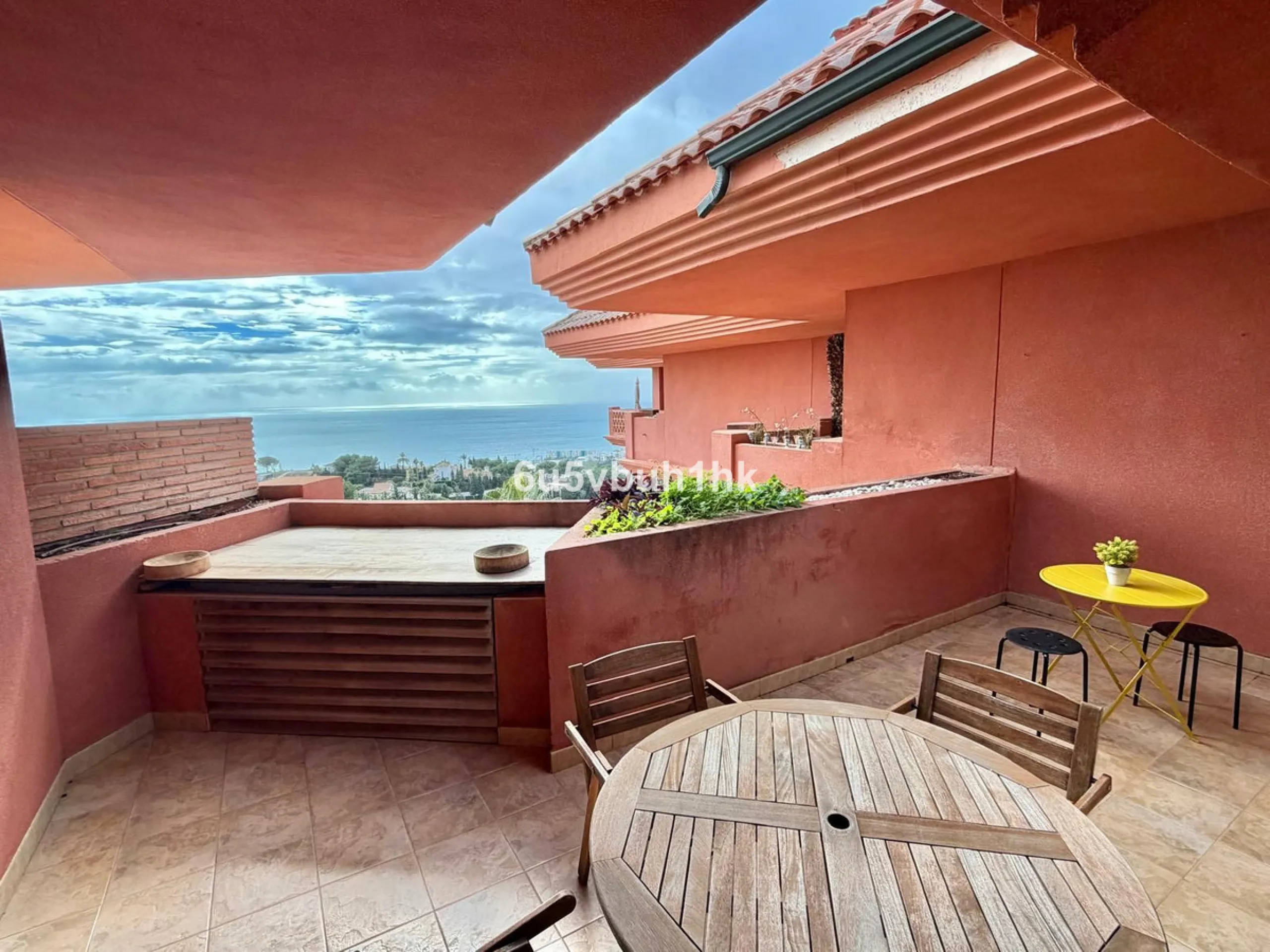 We present this exclusive penthouse in Altos del Higuerón, a property that stands out for its brightness, spaciousness, and spectacular sea views.
