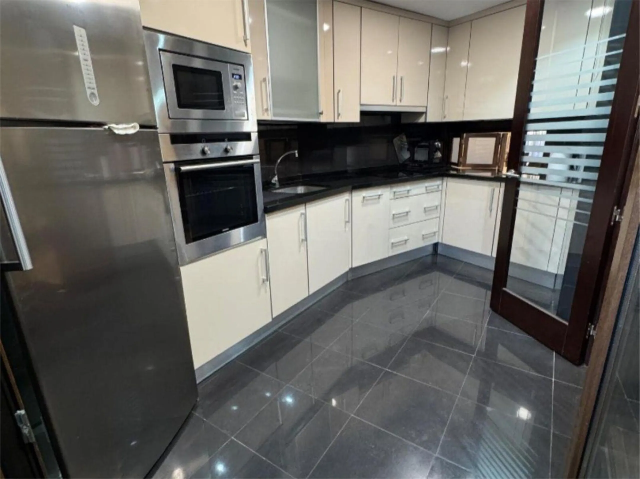 Apartment - Middle Floor Apartment в продаже в Estepona, Málaga. В доме 3 спален и 2 ванных комнат. Площадь дома 132 м²