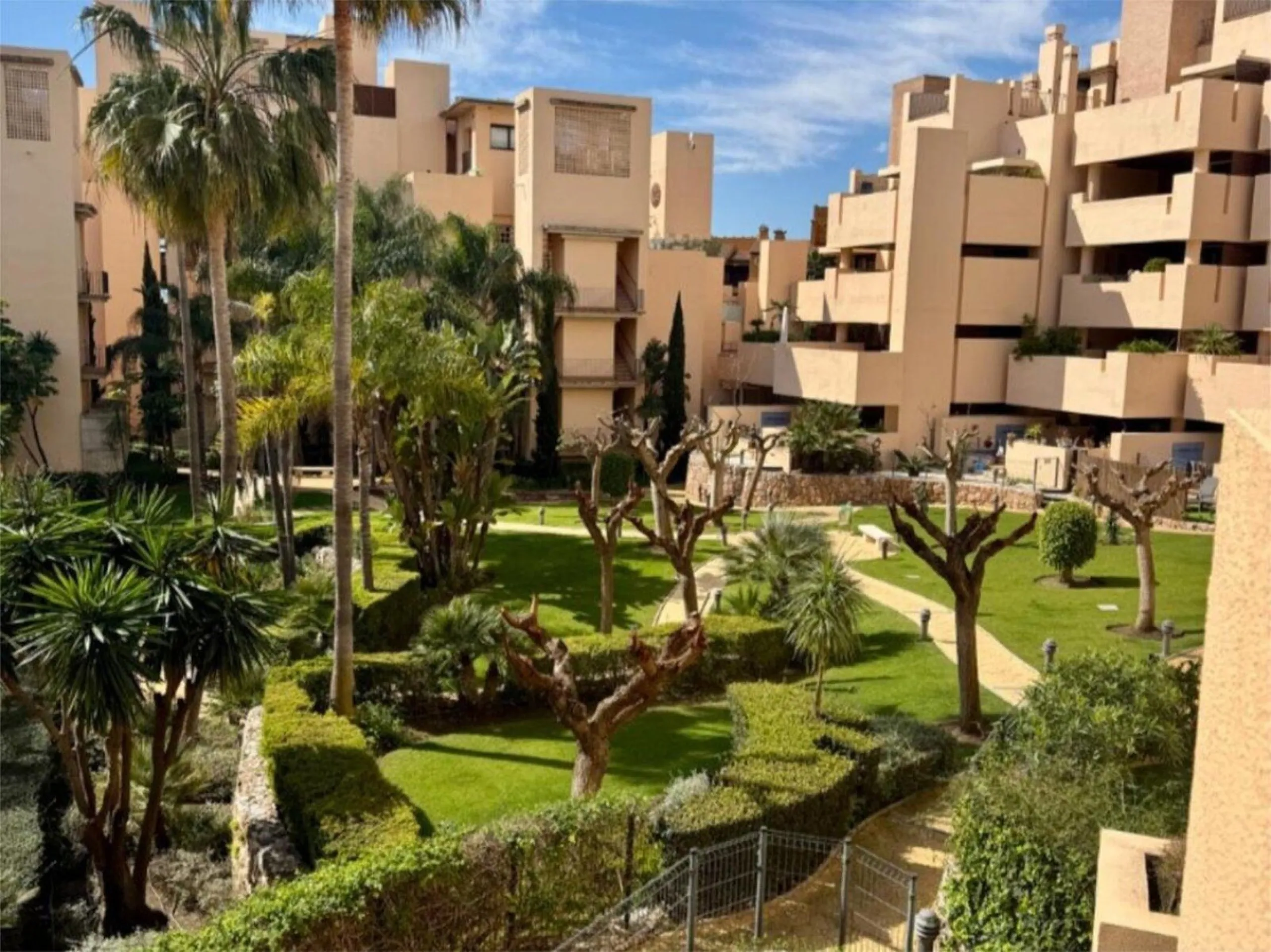 Apartment - Middle Floor Apartment в продаже в Estepona, Málaga. В доме 3 спален и 2 ванных комнат. Площадь дома 132 м²