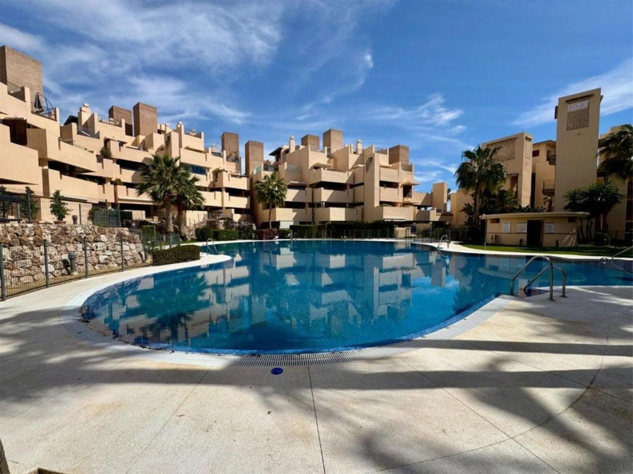 Apartment - Middle Floor Apartment в продаже в Estepona, Málaga. В доме 3 спален и 2 ванных комнат. Площадь дома 132 м²