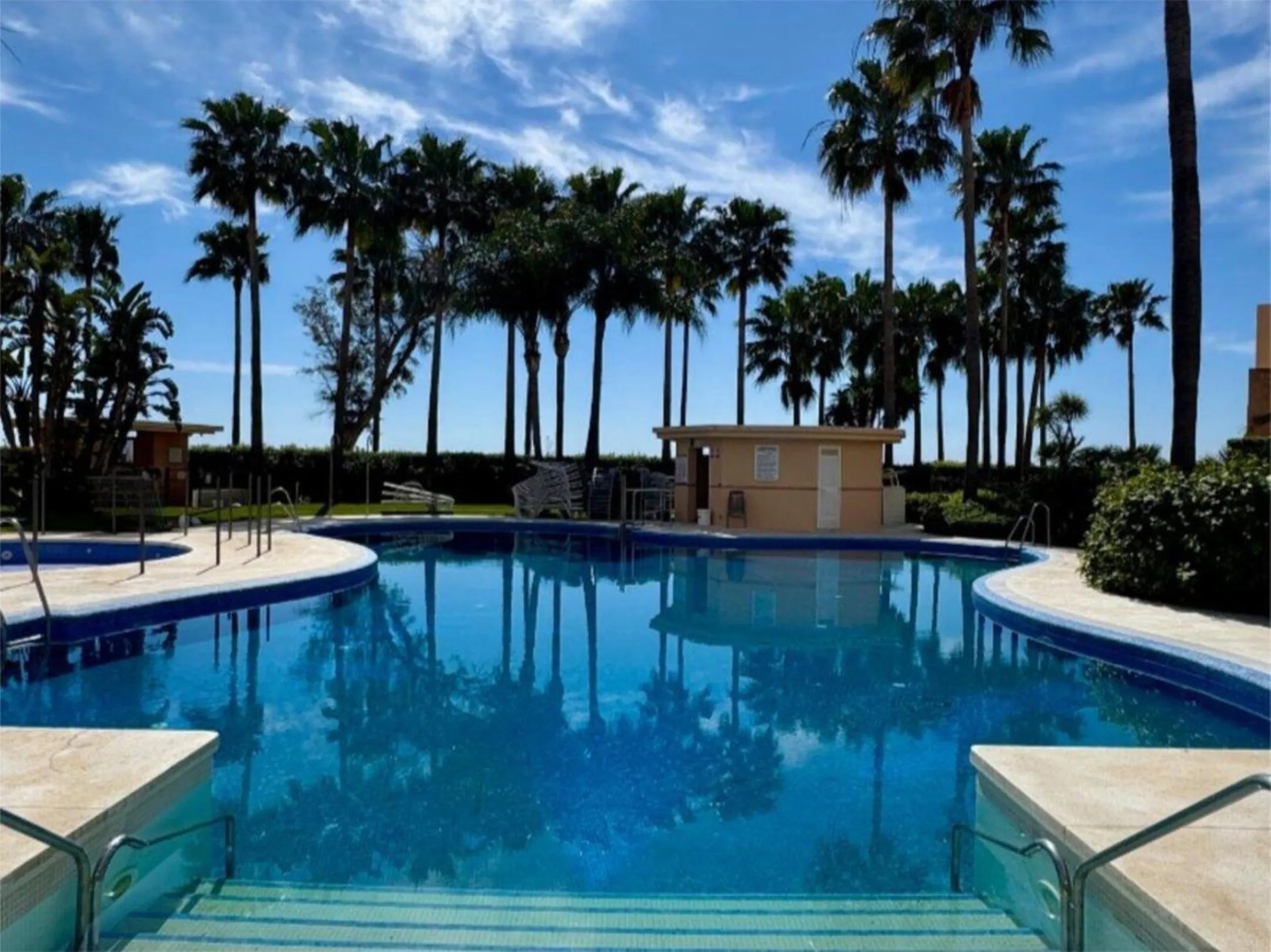 Apartment - Middle Floor Apartment в продаже в Estepona, Málaga. В доме 3 спален и 2 ванных комнат. Площадь дома 132 м²