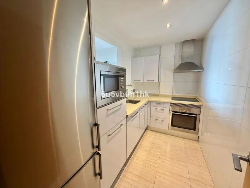 We present this exclusive penthouse in Altos del Higuerón, a property that stands out for its brightness, spaciousness, and spectacular sea views.