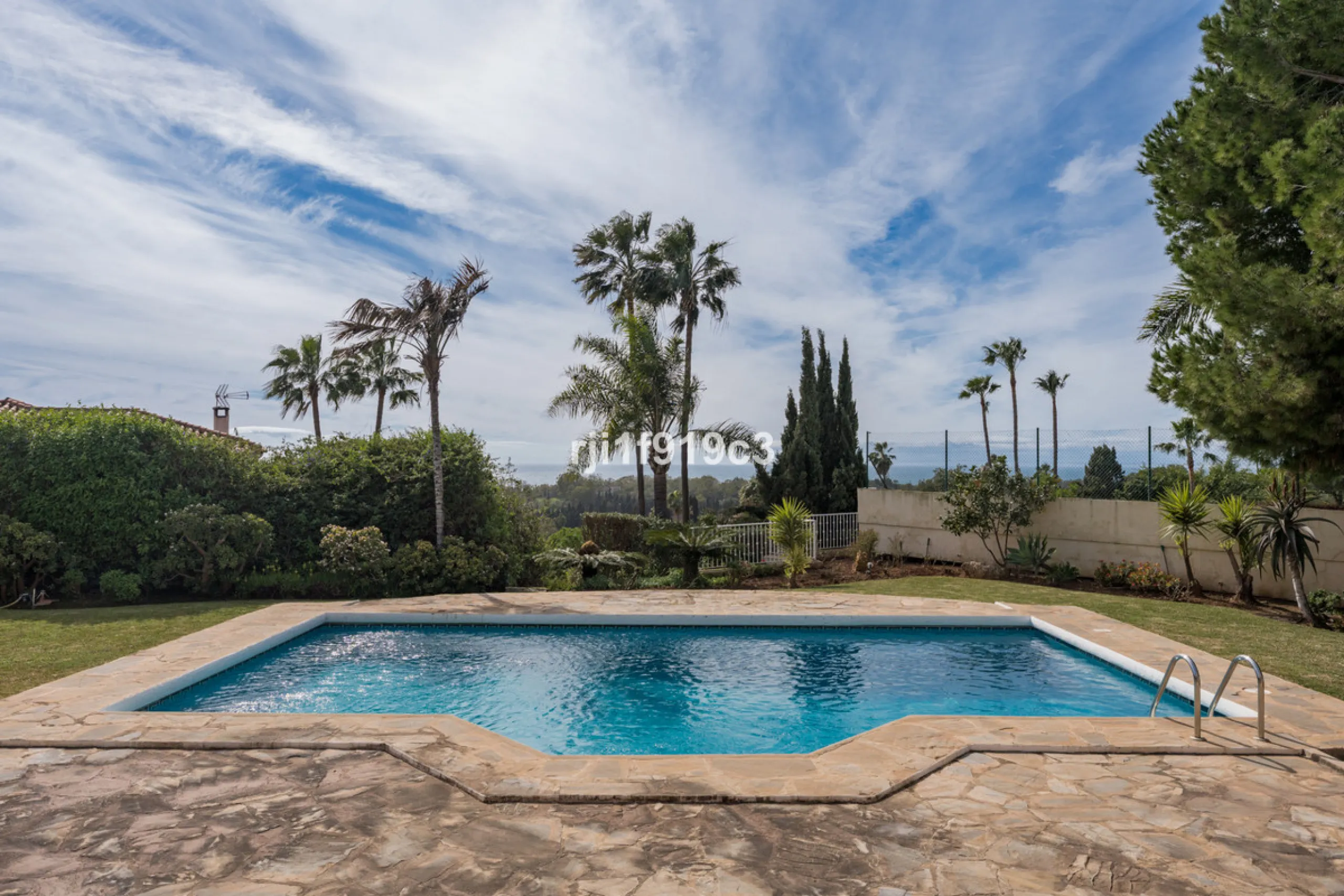 House - Detached Villa в продаже в Marbella, Málaga. В доме 4 спален и 5 ванных комнат. Площадь дома 571 м². Площадь участка 1443 м²