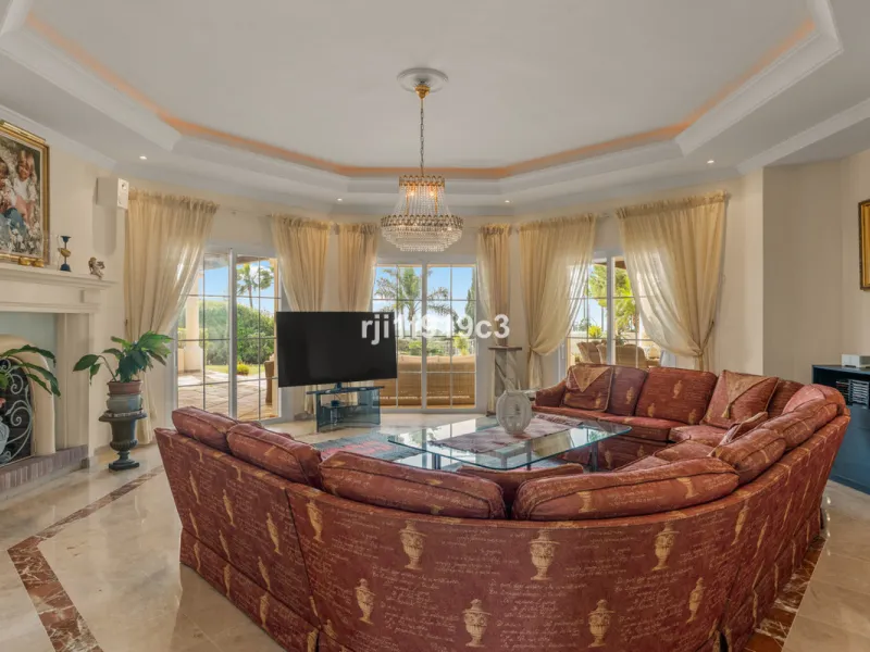 House - Detached Villa в продаже в Marbella, Málaga. В доме 4 спален и 5 ванных комнат. Площадь дома 571 м². Площадь участка 1443 м²