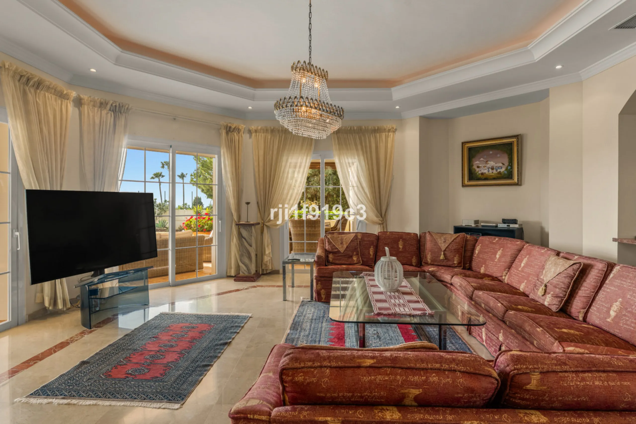 House - Detached Villa в продаже в Marbella, Málaga. В доме 4 спален и 5 ванных комнат. Площадь дома 571 м². Площадь участка 1443 м²