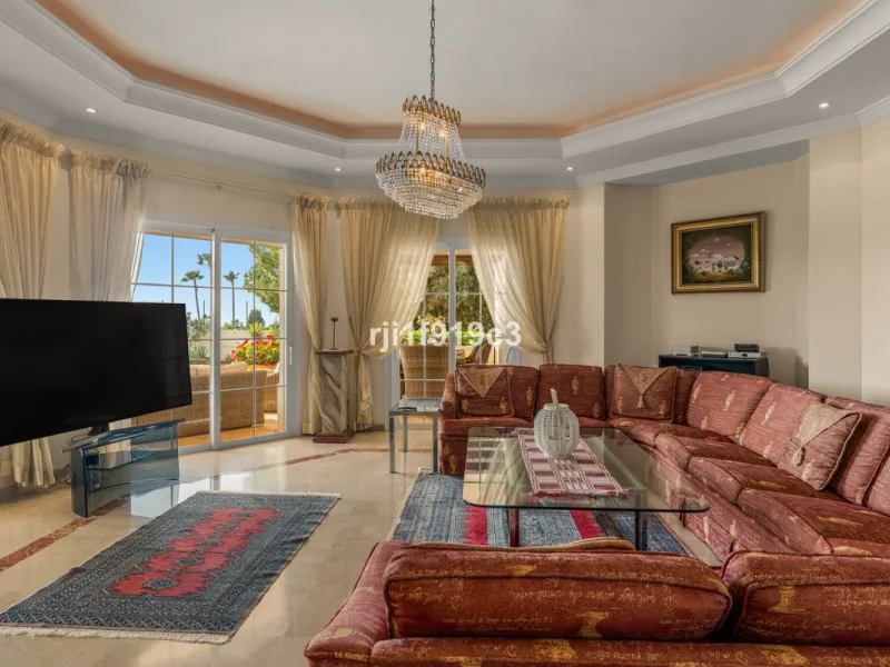 House - Detached Villa в продаже в Marbella, Málaga. В доме 4 спален и 5 ванных комнат. Площадь дома 571 м². Площадь участка 1443 м²