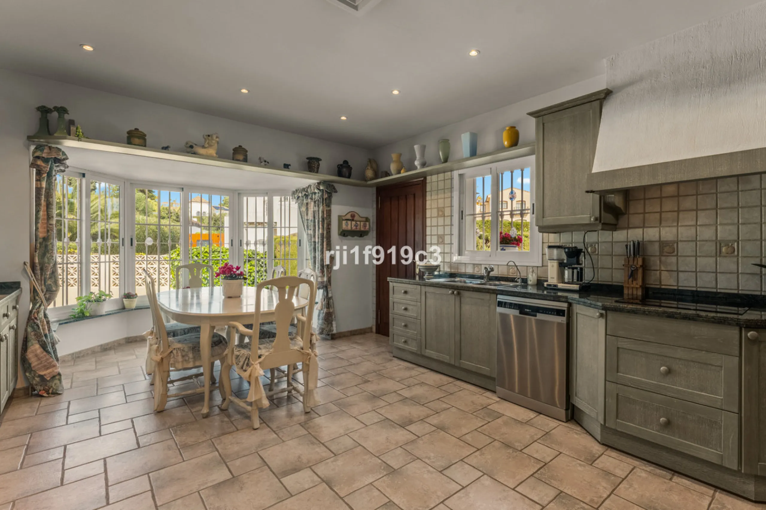 House - Detached Villa в продаже в Marbella, Málaga. В доме 4 спален и 5 ванных комнат. Площадь дома 571 м². Площадь участка 1443 м²