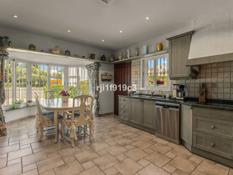 House - Detached Villa в продаже в Marbella, Málaga. В доме 4 спален и 5 ванных комнат. Площадь дома 571 м². Площадь участка 1443 м²