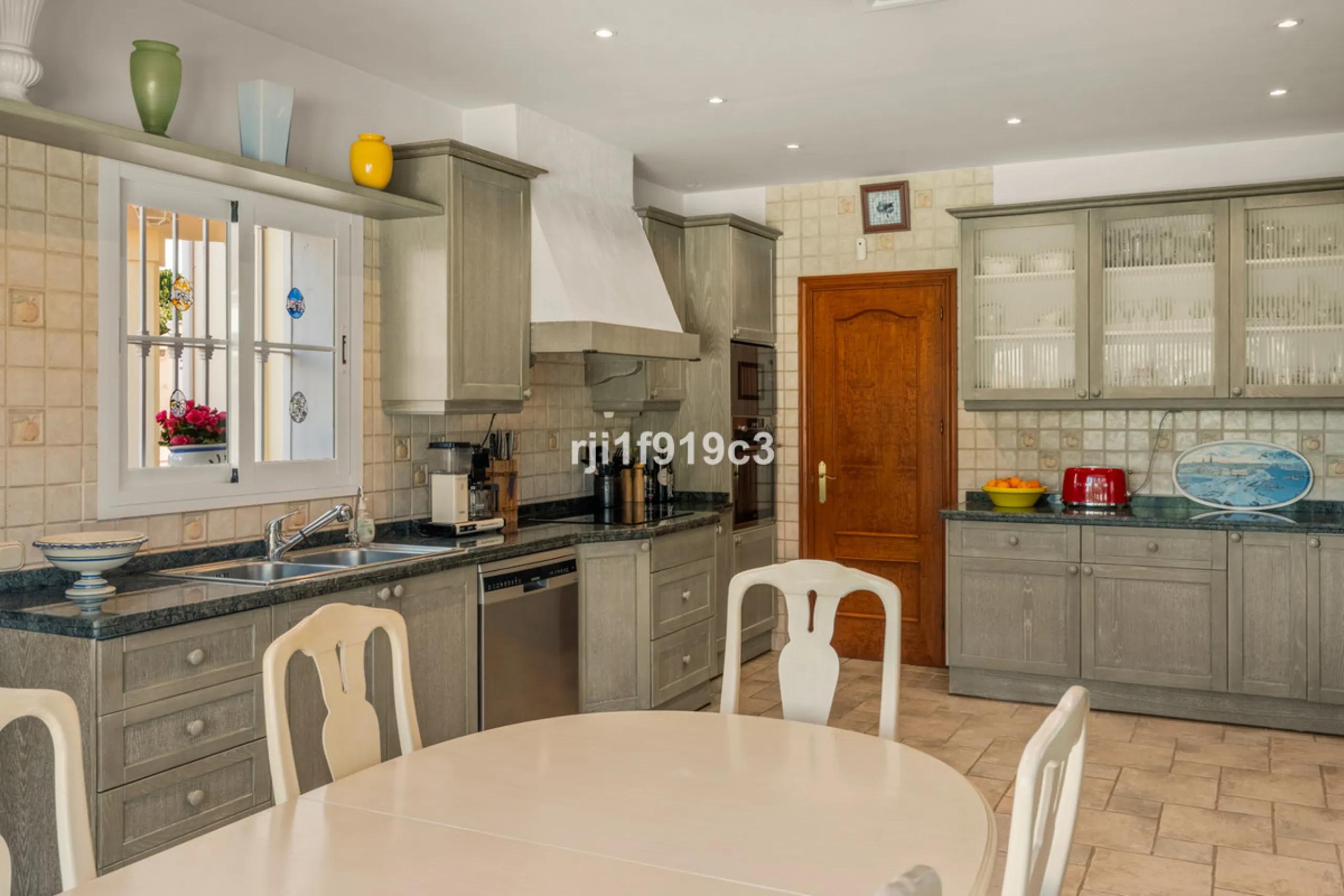 House - Detached Villa в продаже в Marbella, Málaga. В доме 4 спален и 5 ванных комнат. Площадь дома 571 м². Площадь участка 1443 м²