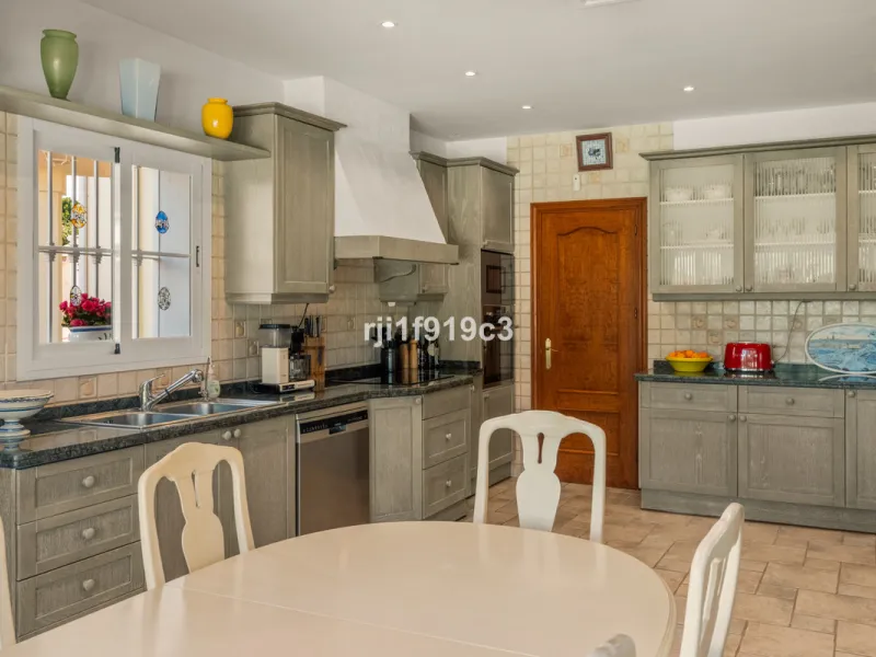 House - Detached Villa в продаже в Marbella, Málaga. В доме 4 спален и 5 ванных комнат. Площадь дома 571 м². Площадь участка 1443 м²