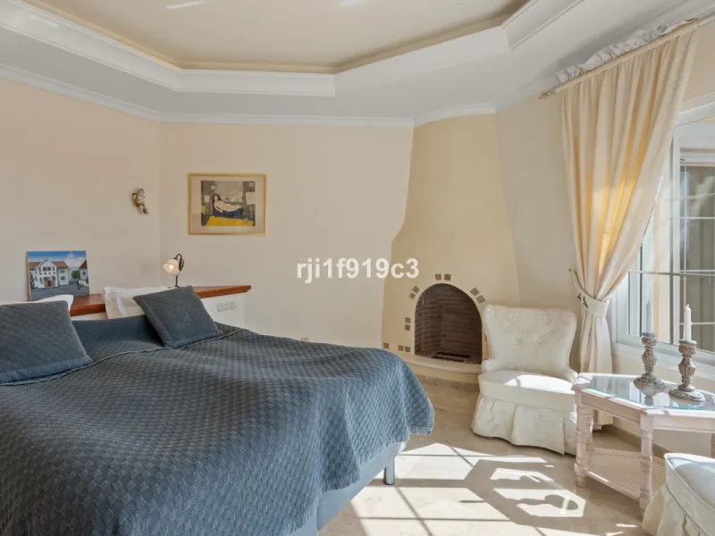 House - Detached Villa в продаже в Marbella, Málaga. В доме 4 спален и 5 ванных комнат. Площадь дома 571 м². Площадь участка 1443 м²