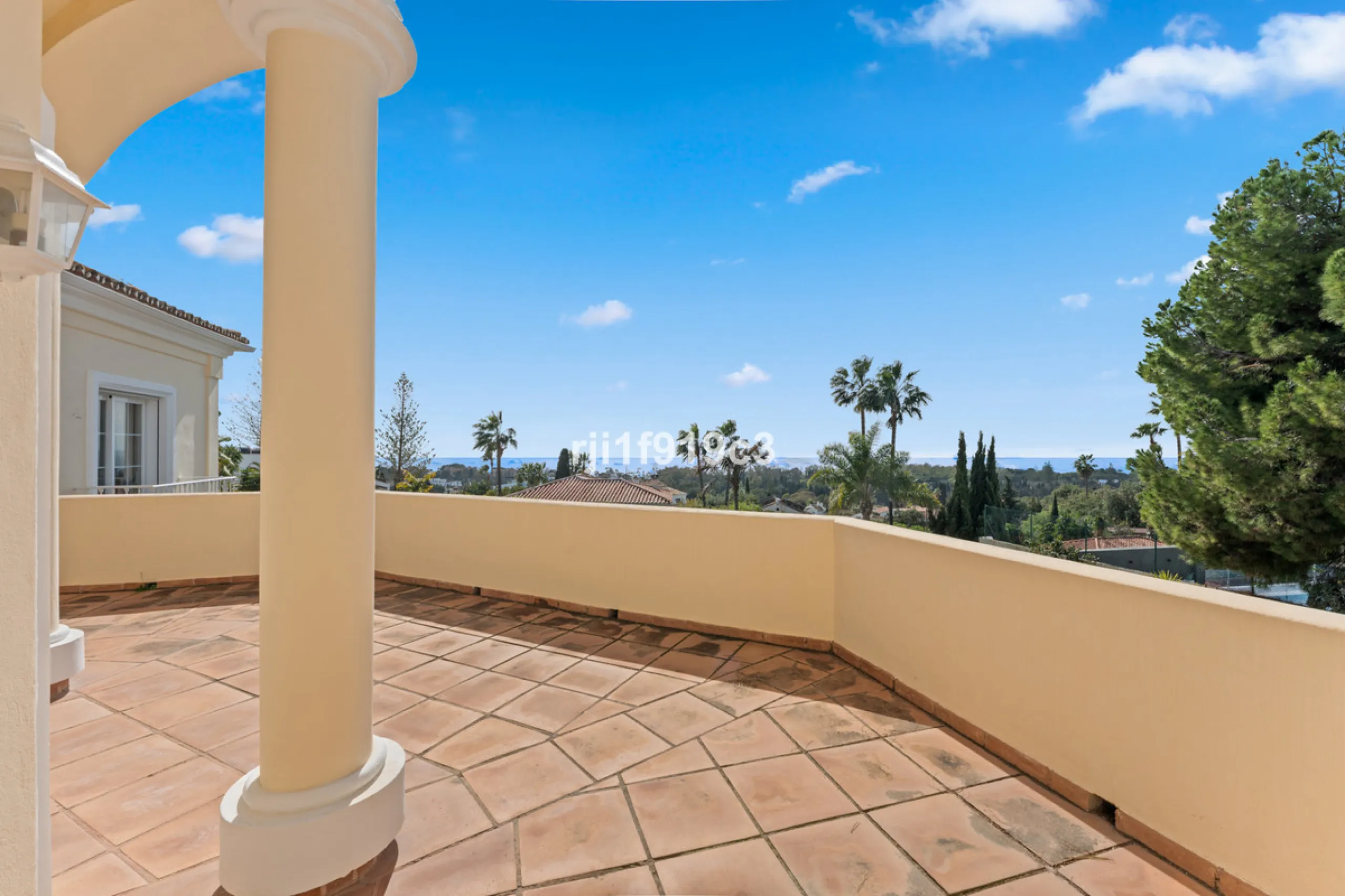 House - Detached Villa в продаже в Marbella, Málaga. В доме 4 спален и 5 ванных комнат. Площадь дома 571 м². Площадь участка 1443 м²