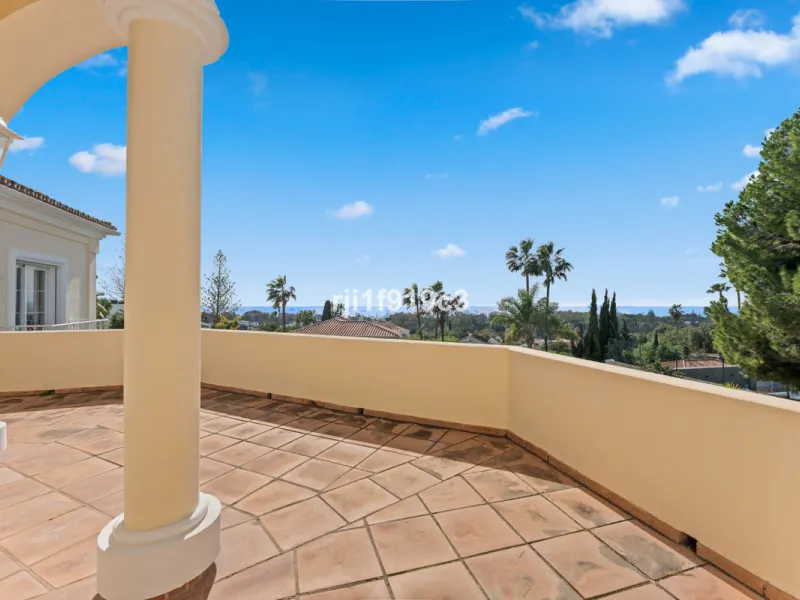 House - Detached Villa в продаже в Marbella, Málaga. В доме 4 спален и 5 ванных комнат. Площадь дома 571 м². Площадь участка 1443 м²