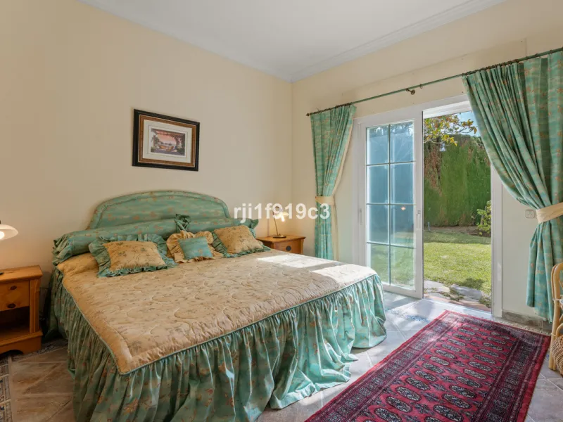 House - Detached Villa в продаже в Marbella, Málaga. В доме 4 спален и 5 ванных комнат. Площадь дома 571 м². Площадь участка 1443 м²