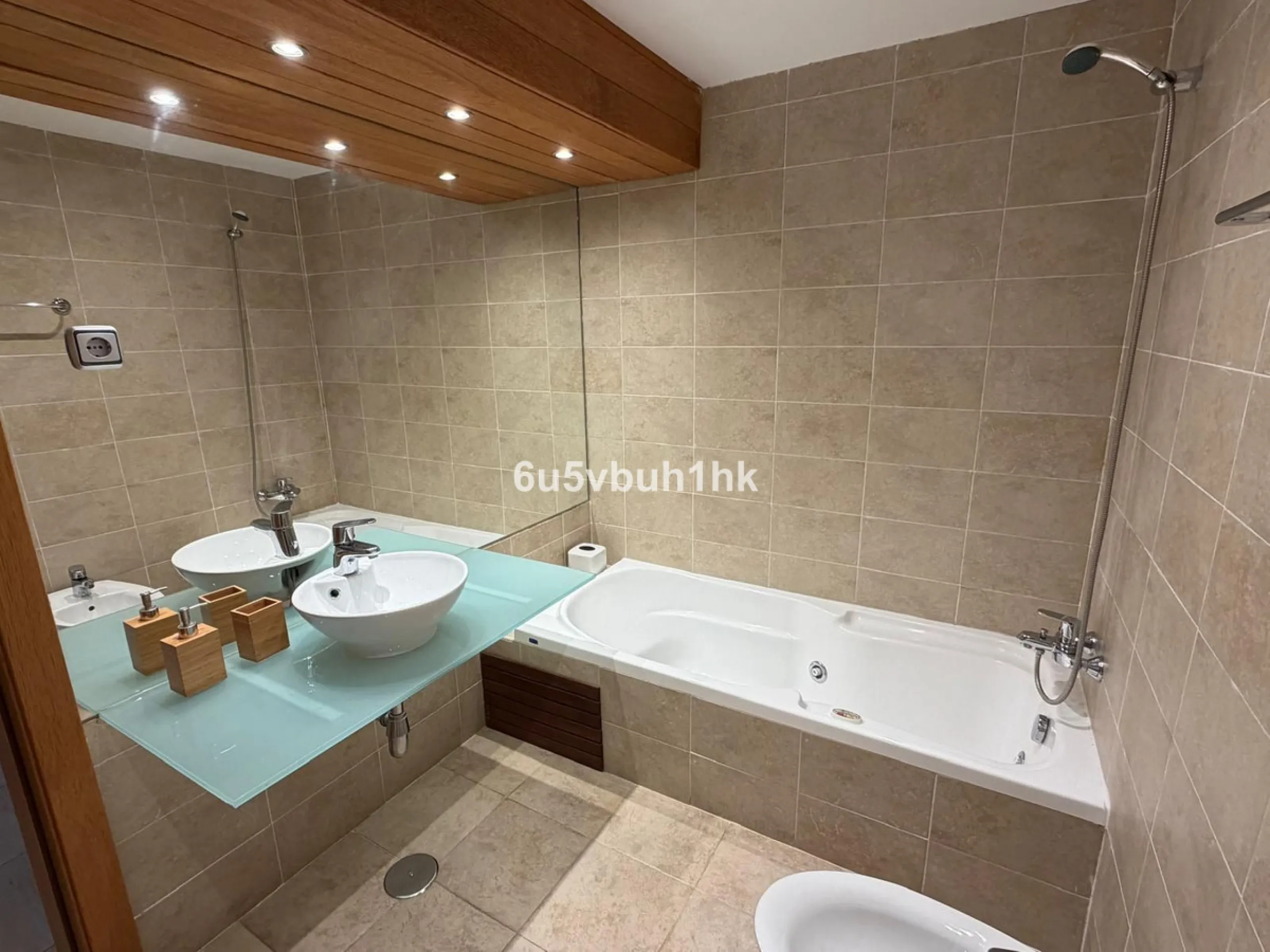 We present this exclusive penthouse in Altos del Higuerón, a property that stands out for its brightness, spaciousness, and spectacular sea views.