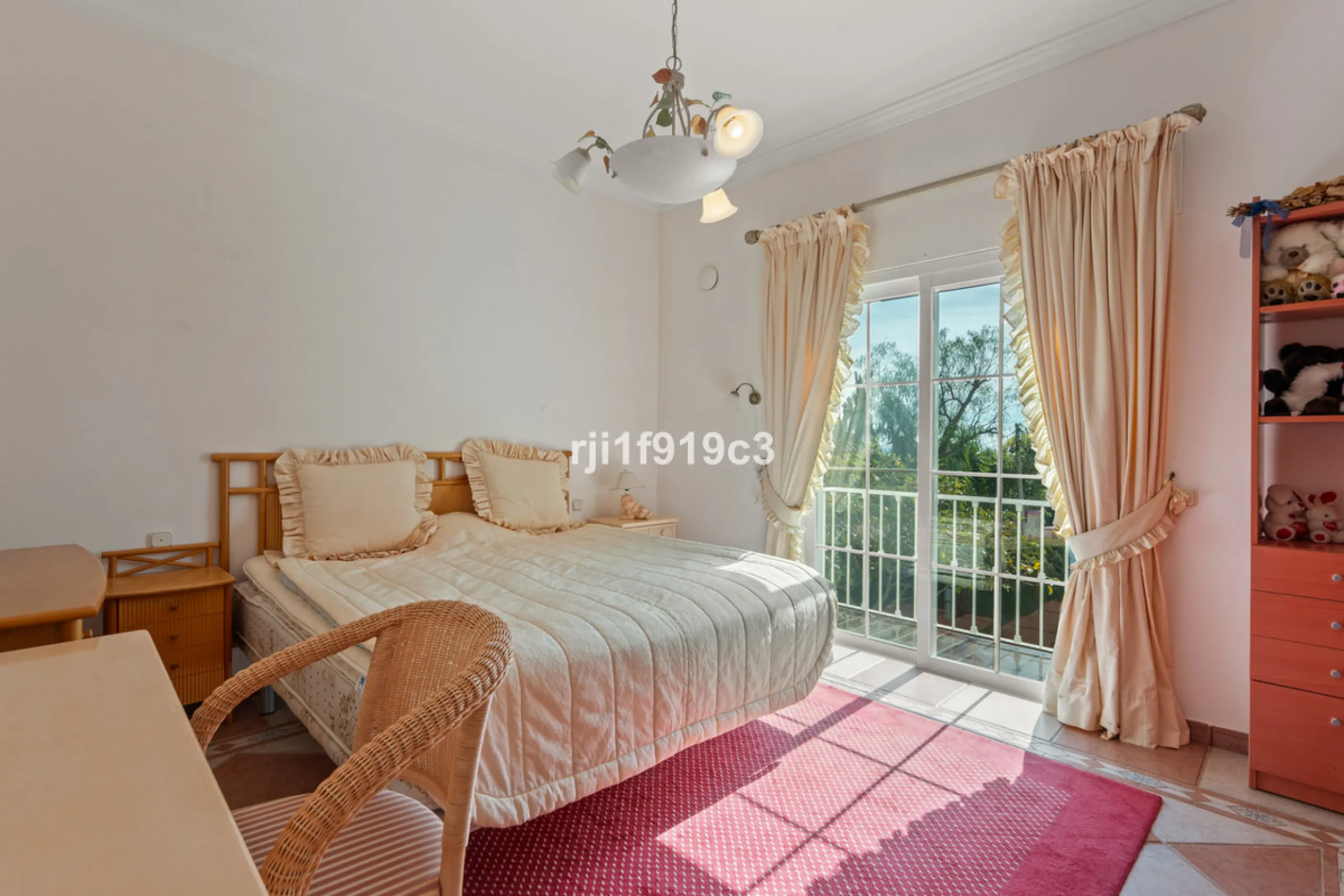 House - Detached Villa в продаже в Marbella, Málaga. В доме 4 спален и 5 ванных комнат. Площадь дома 571 м². Площадь участка 1443 м²