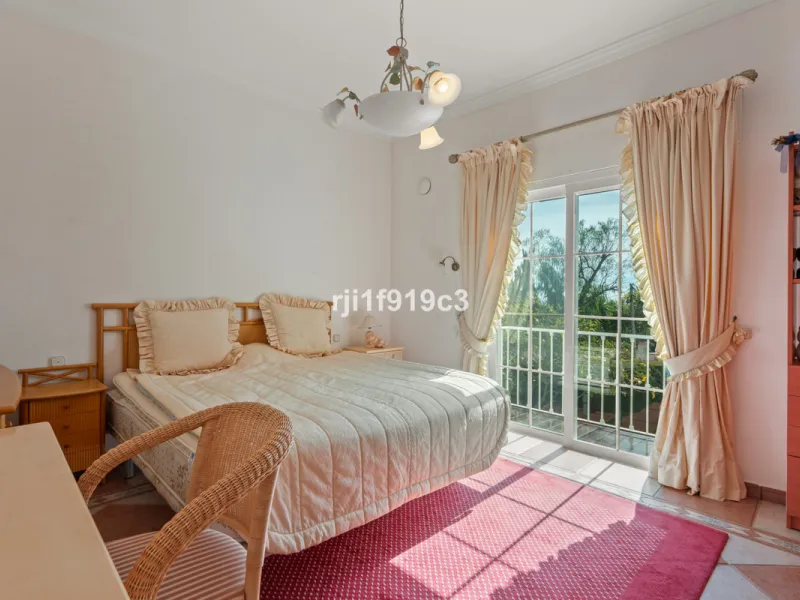 House - Detached Villa в продаже в Marbella, Málaga. В доме 4 спален и 5 ванных комнат. Площадь дома 571 м². Площадь участка 1443 м²