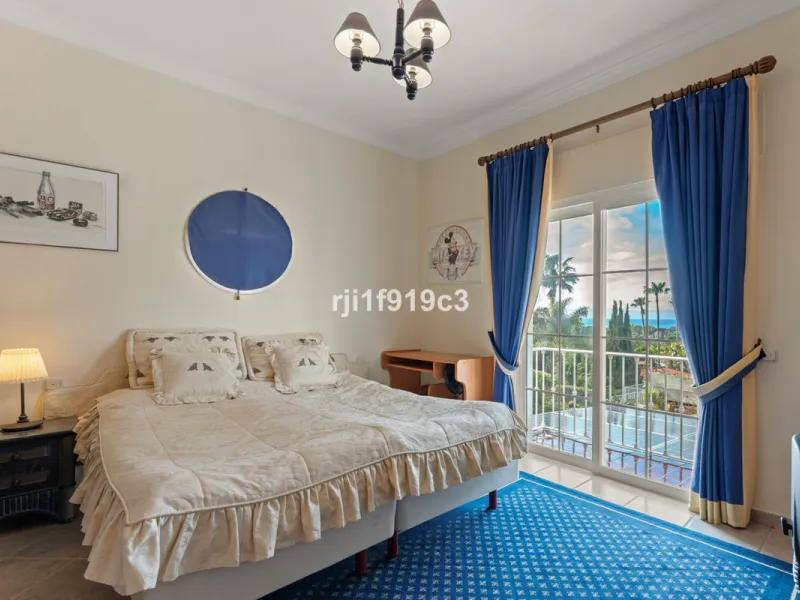 House - Detached Villa в продаже в Marbella, Málaga. В доме 4 спален и 5 ванных комнат. Площадь дома 571 м². Площадь участка 1443 м²