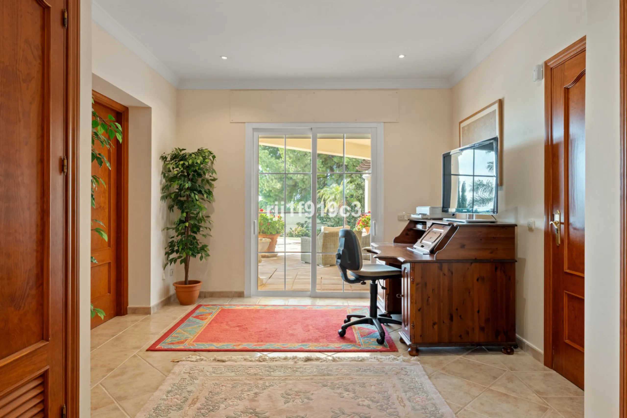 House - Detached Villa в продаже в Marbella, Málaga. В доме 4 спален и 5 ванных комнат. Площадь дома 571 м². Площадь участка 1443 м²