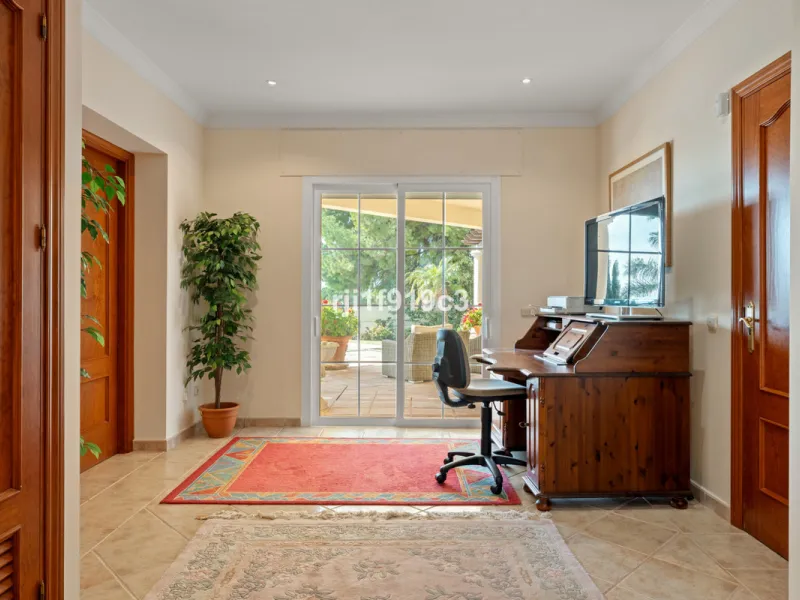 House - Detached Villa в продаже в Marbella, Málaga. В доме 4 спален и 5 ванных комнат. Площадь дома 571 м². Площадь участка 1443 м²