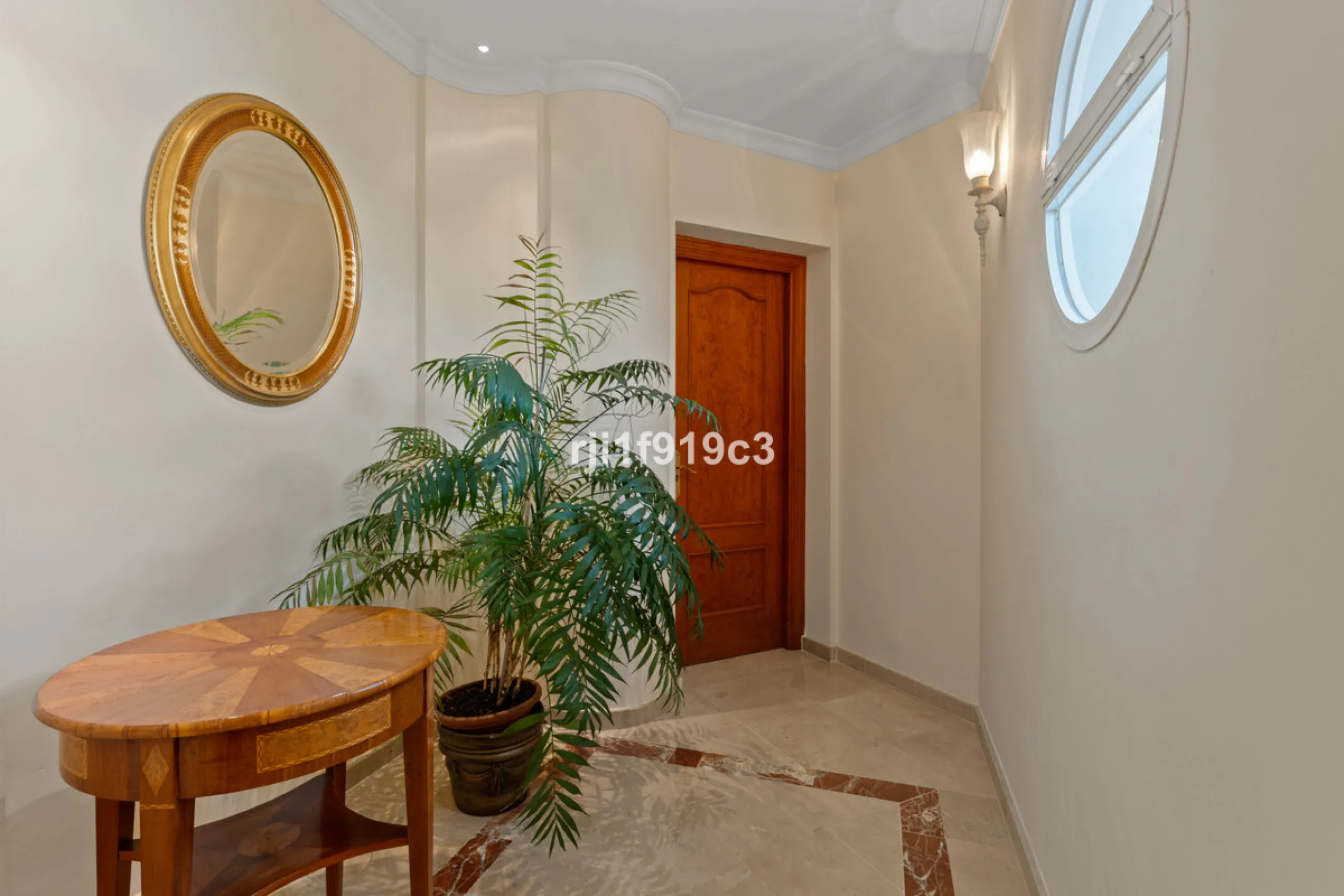 House - Detached Villa в продаже в Marbella, Málaga. В доме 4 спален и 5 ванных комнат. Площадь дома 571 м². Площадь участка 1443 м²