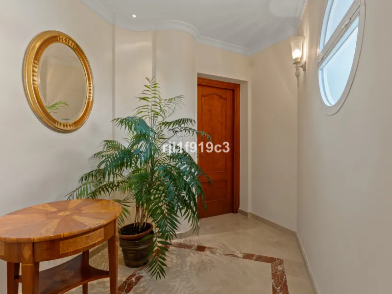 House - Detached Villa в продаже в Marbella, Málaga. В доме 4 спален и 5 ванных комнат. Площадь дома 571 м². Площадь участка 1443 м²