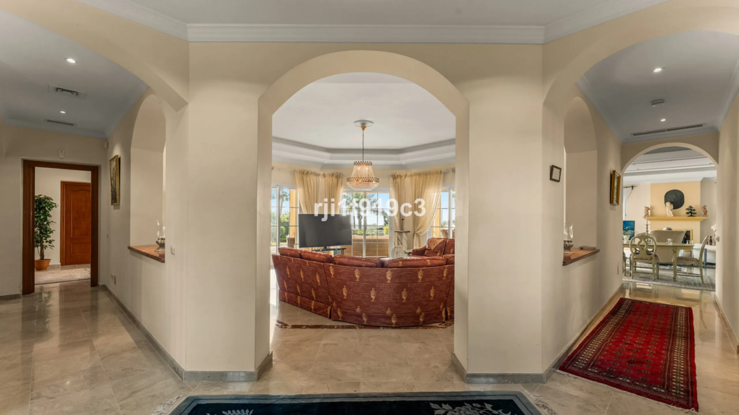 House - Detached Villa в продаже в Marbella, Málaga. В доме 4 спален и 5 ванных комнат. Площадь дома 571 м². Площадь участка 1443 м²