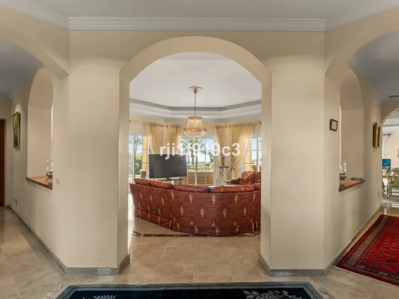 House - Detached Villa в продаже в Marbella, Málaga. В доме 4 спален и 5 ванных комнат. Площадь дома 571 м². Площадь участка 1443 м²