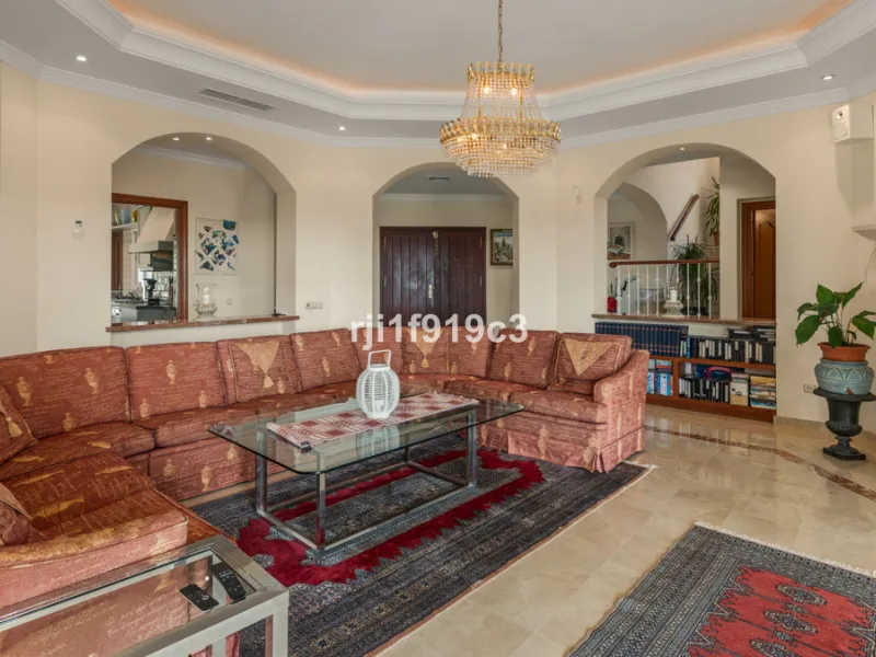 House - Detached Villa в продаже в Marbella, Málaga. В доме 4 спален и 5 ванных комнат. Площадь дома 571 м². Площадь участка 1443 м²