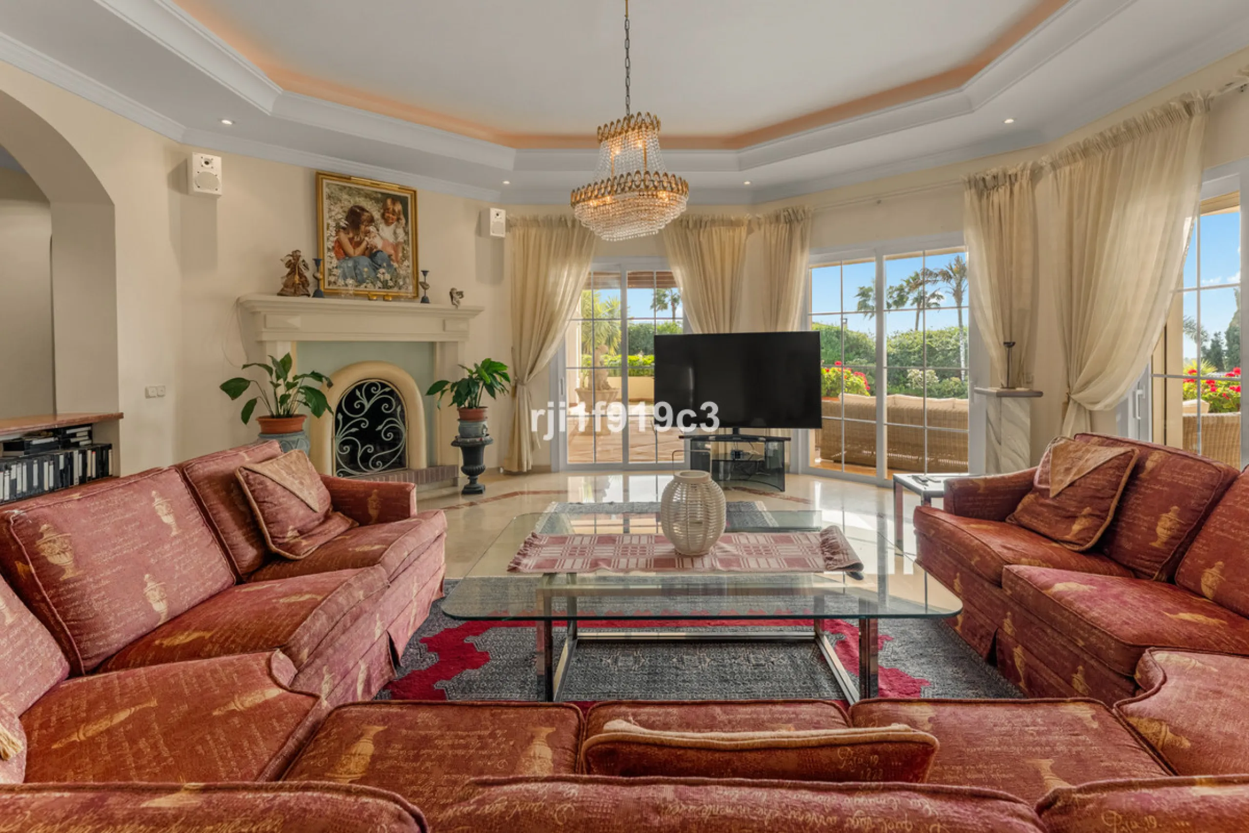 House - Detached Villa в продаже в Marbella, Málaga. В доме 4 спален и 5 ванных комнат. Площадь дома 571 м². Площадь участка 1443 м²