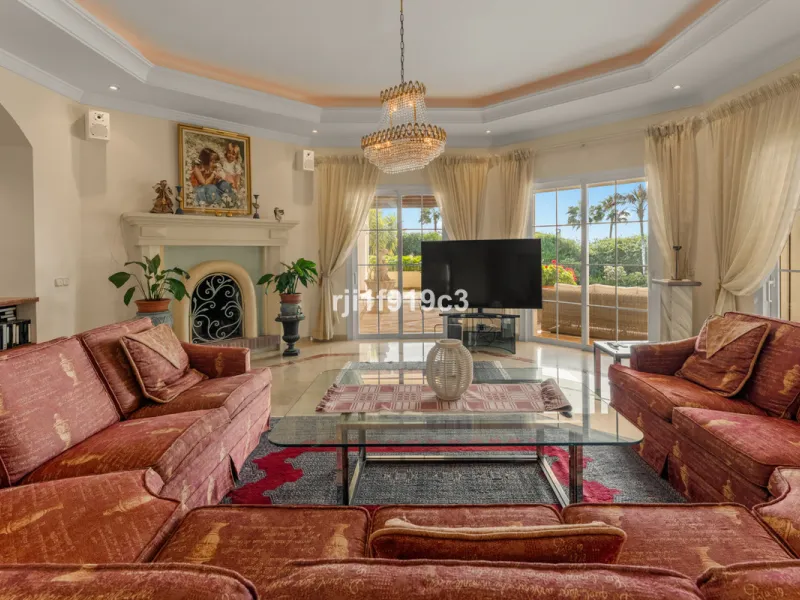 House - Detached Villa в продаже в Marbella, Málaga. В доме 4 спален и 5 ванных комнат. Площадь дома 571 м². Площадь участка 1443 м²
