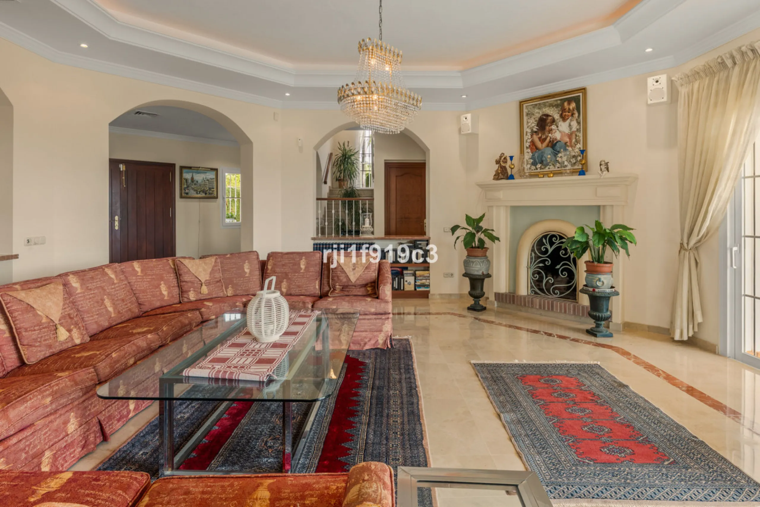 House - Detached Villa в продаже в Marbella, Málaga. В доме 4 спален и 5 ванных комнат. Площадь дома 571 м². Площадь участка 1443 м²