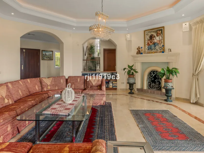 House - Detached Villa в продаже в Marbella, Málaga. В доме 4 спален и 5 ванных комнат. Площадь дома 571 м². Площадь участка 1443 м²