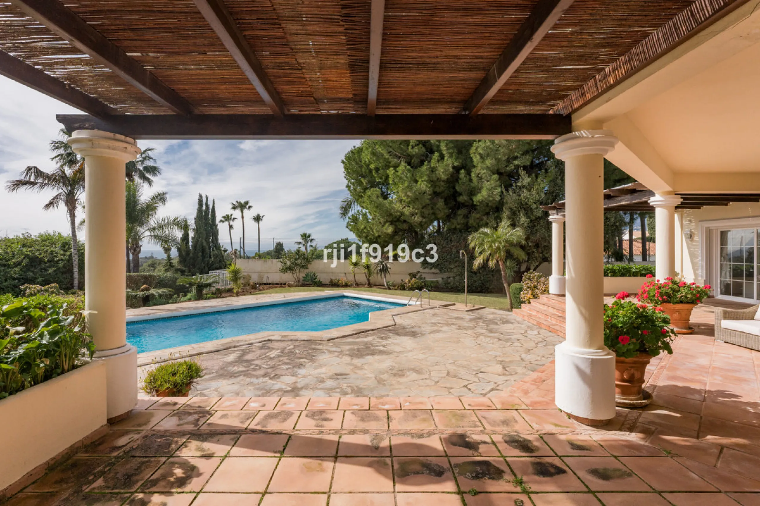House - Detached Villa в продаже в Marbella, Málaga. В доме 4 спален и 5 ванных комнат. Площадь дома 571 м². Площадь участка 1443 м²