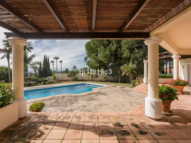 House - Detached Villa в продаже в Marbella, Málaga. В доме 4 спален и 5 ванных комнат. Площадь дома 571 м². Площадь участка 1443 м²