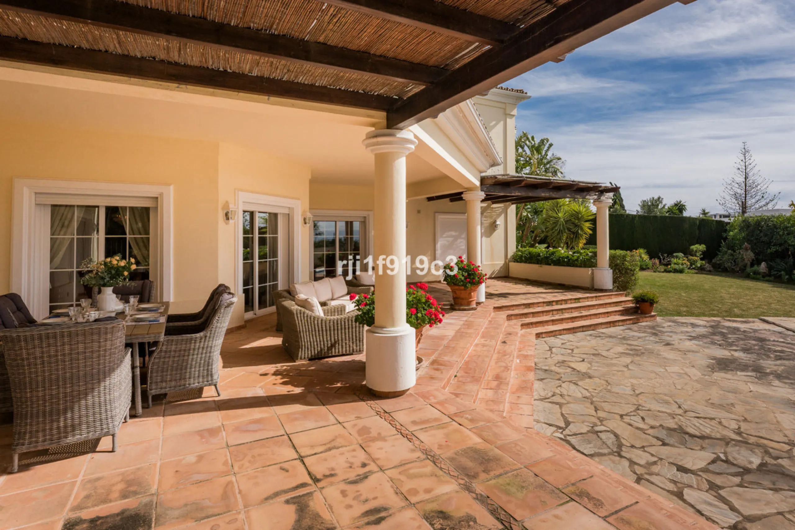 House - Detached Villa в продаже в Marbella, Málaga. В доме 4 спален и 5 ванных комнат. Площадь дома 571 м². Площадь участка 1443 м²