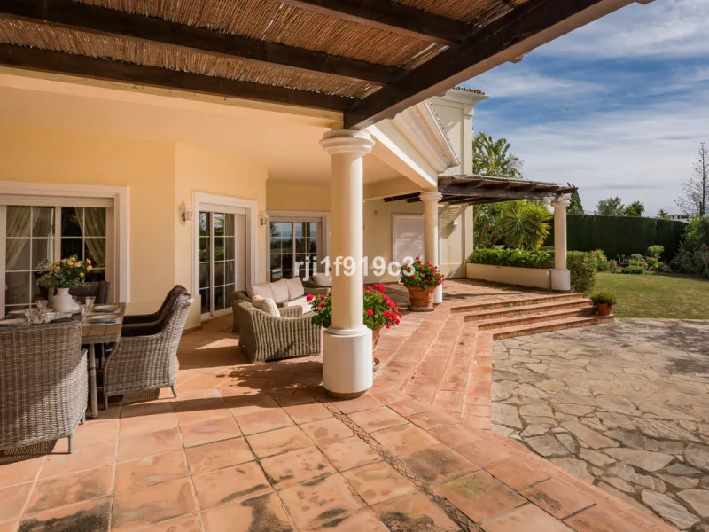 House - Detached Villa в продаже в Marbella, Málaga. В доме 4 спален и 5 ванных комнат. Площадь дома 571 м². Площадь участка 1443 м²