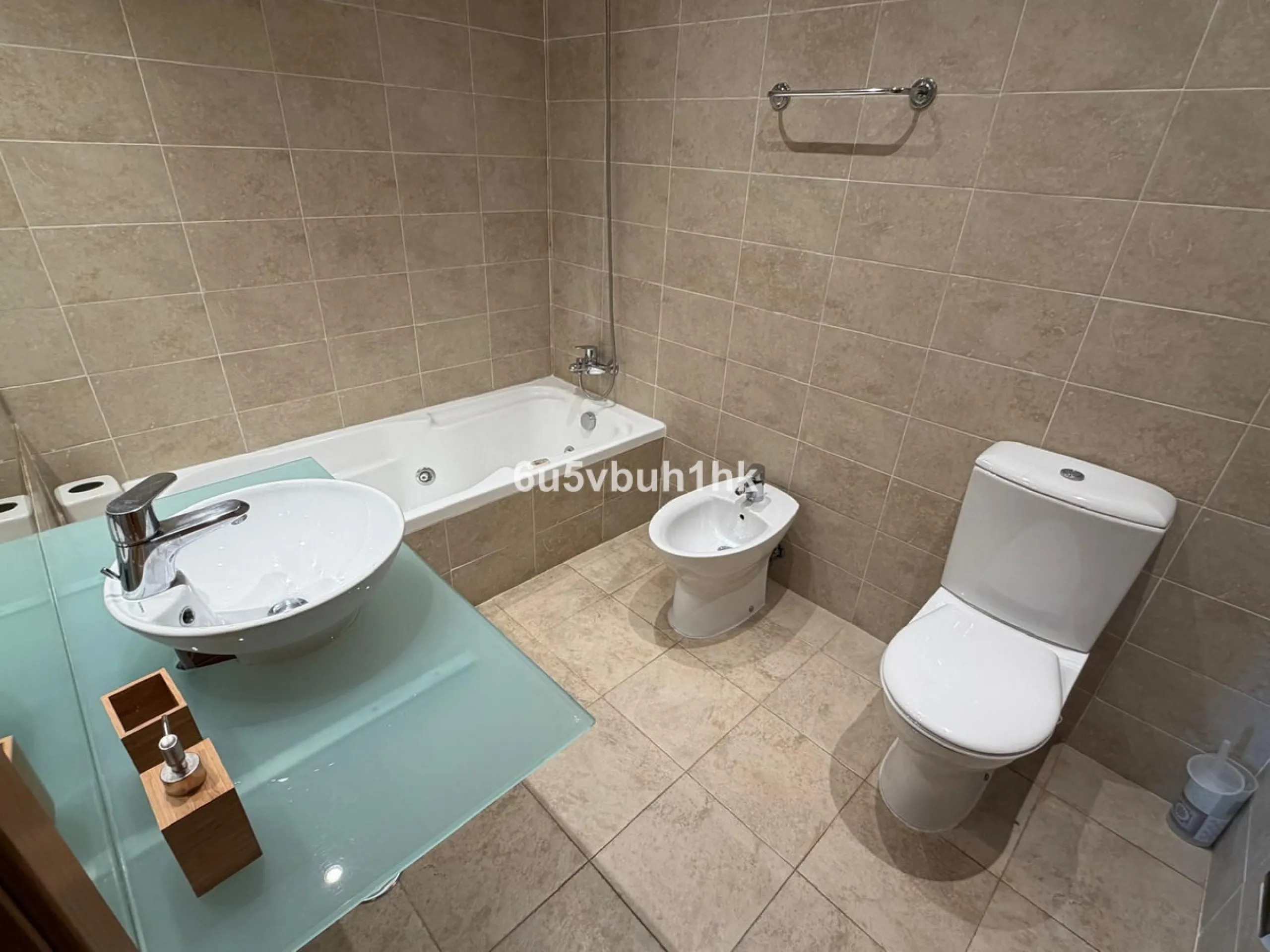 We present this exclusive penthouse in Altos del Higuerón, a property that stands out for its brightness, spaciousness, and spectacular sea views.