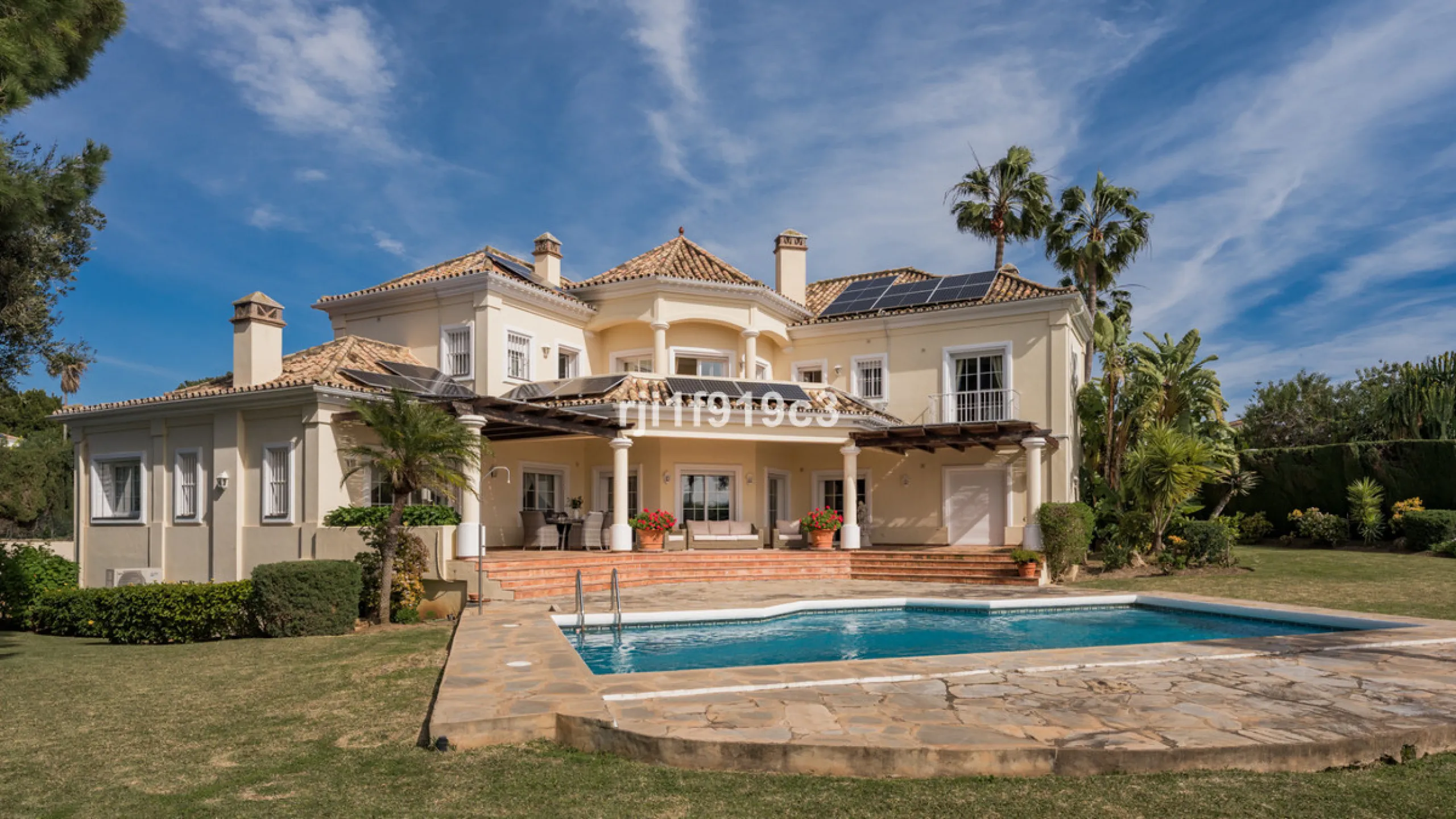 House - Detached Villa в продаже в Marbella, Málaga. В доме 4 спален и 5 ванных комнат. Площадь дома 571 м². Площадь участка 1443 м²