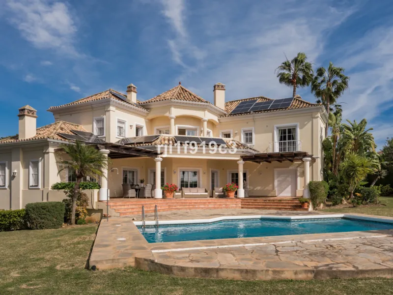 House - Detached Villa в продаже в Marbella, Málaga. В доме 4 спален и 5 ванных комнат. Площадь дома 571 м². Площадь участка 1443 м²