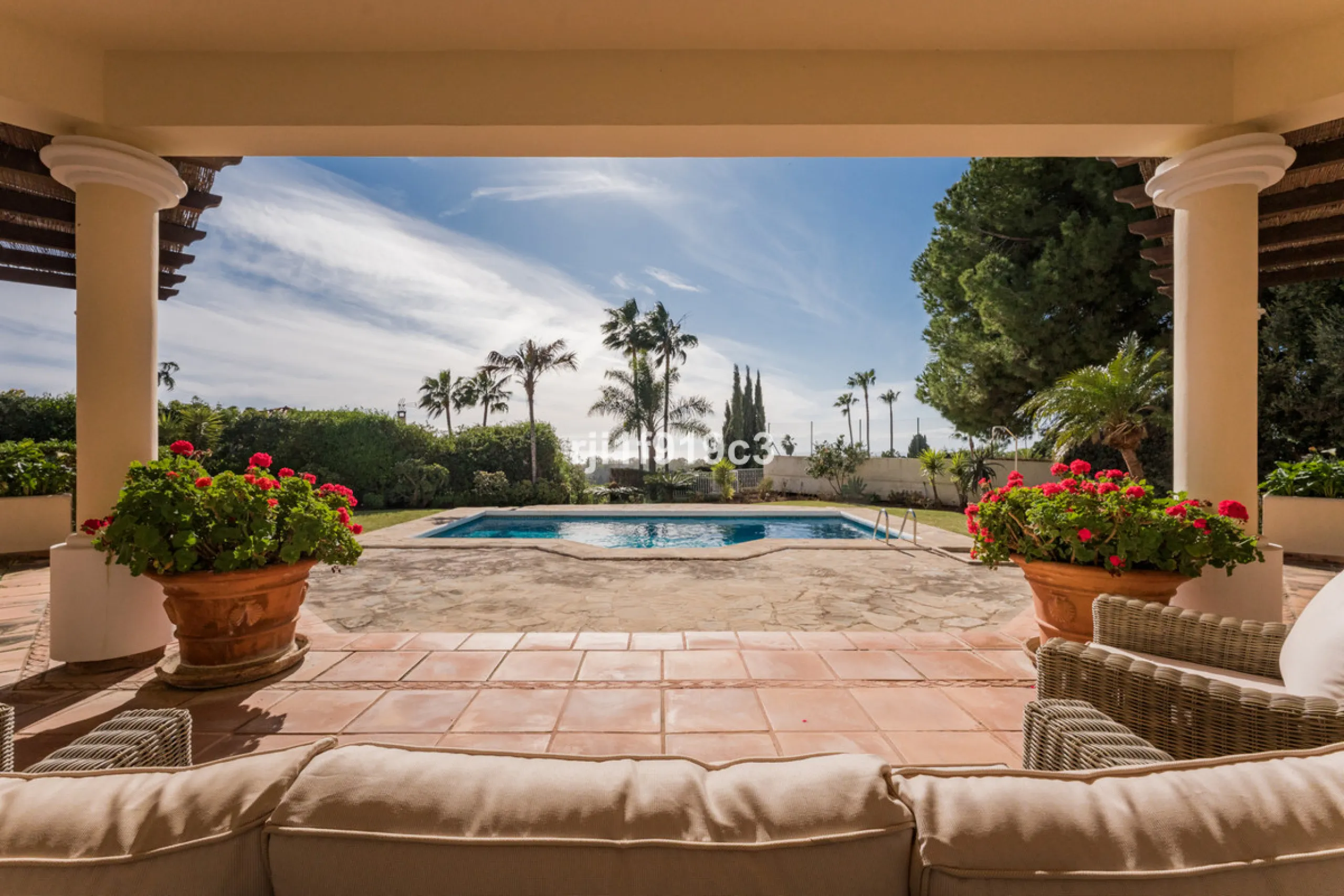 House - Detached Villa в продаже в Marbella, Málaga. В доме 4 спален и 5 ванных комнат. Площадь дома 571 м². Площадь участка 1443 м²