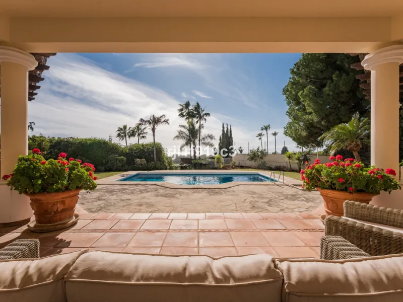 House - Detached Villa в продаже в Marbella, Málaga. В доме 4 спален и 5 ванных комнат. Площадь дома 571 м². Площадь участка 1443 м²